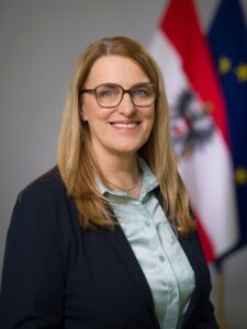 Portrait of State Secretary Ulrike Königsberger-Ludwig