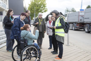 8 Citizens of Gleinstätten who participate in the project "Out onto the streets" while assessing the health-related quality of a section of the mainroad in Gleinstätten.